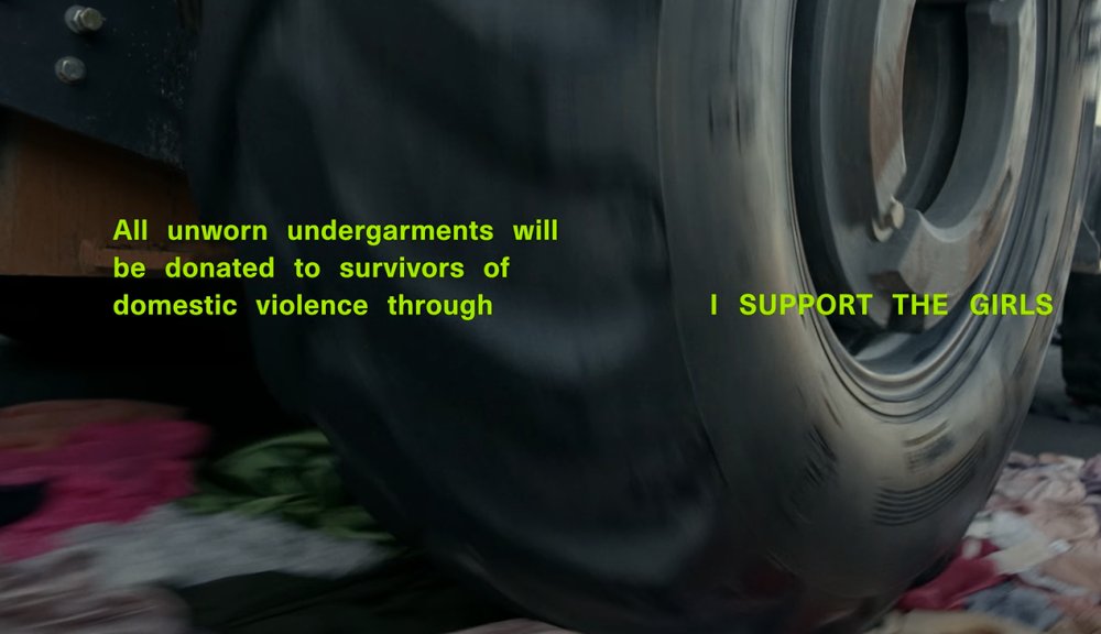 Billie Eilish et Charlie XCX font don de tous les sous-vêtements utilisés dans le clip.