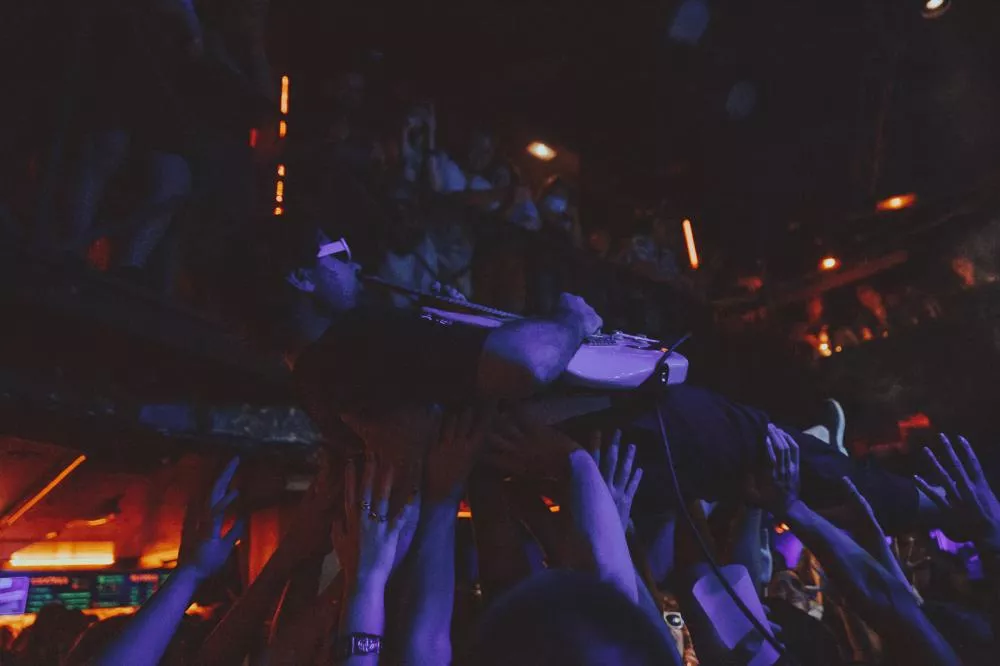 Illustration pour RESTONS-SERIEUX_LES-CLOPES-2_LAURE-GHILARDUCCI-2022.jpg