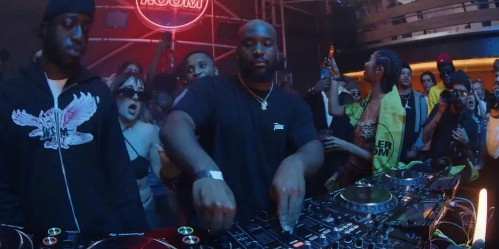 Extrait de la vidéo Youtube "Lamsi b2b K[9]* | Boiler Room Rap Fantasy: Unknown T & Friends" © Boiler Room (surinamaise)