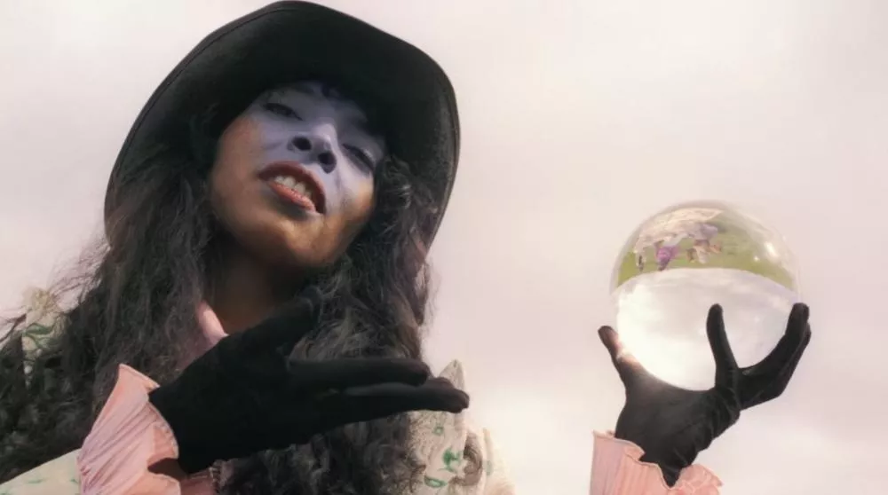 Capture d'écran du clip "Turning Wheel" de Spellling © DR