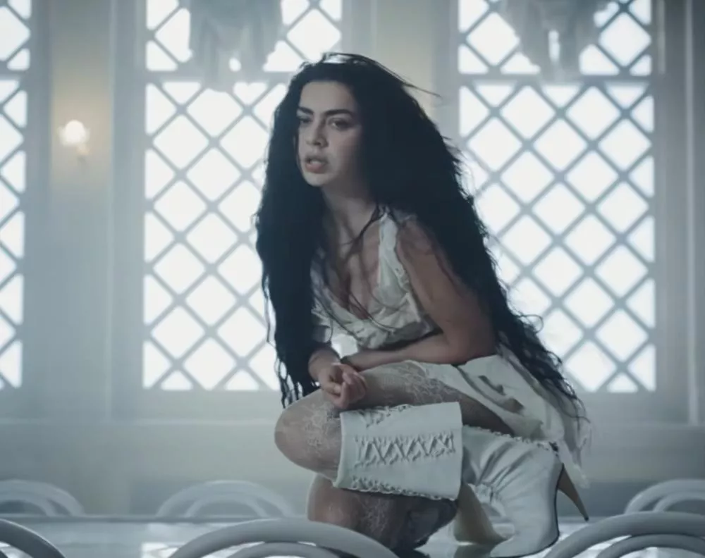 Capture d'écran du clip "Chains of Love" de Charli XCX © DR