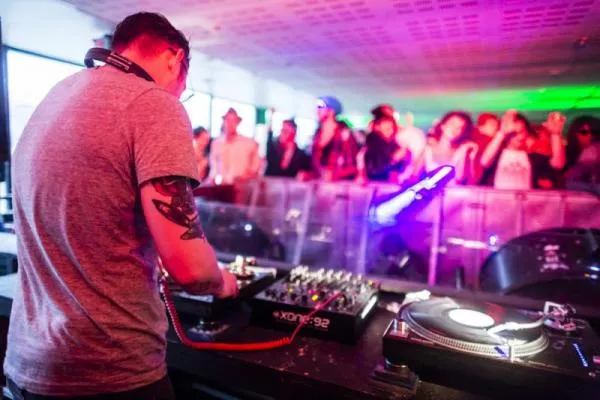 Illustration pour Concrete, vu de l&rsquo;intérieur