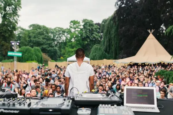 Illustration pour Lunice&nbsp;: « je ne peux passer que le son avec lequel je me sens connecté »