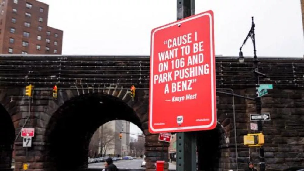 Illustration pour Rap quotes&nbsp;: aux Etats-Unis, les punchlines de rap s&rsquo;affichent dans les rues