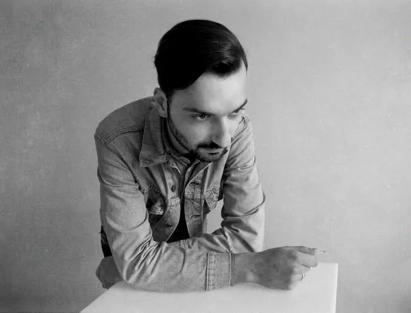 Illustration pour TOMAS MORE: « Si quelqu&rsquo;un fait de la bonne musique, il pourrait la faire avec sa bite ou un presse-citron, je m’en fous un peu ! »