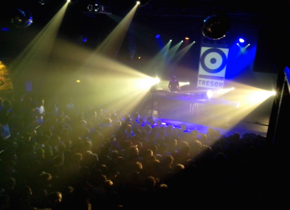 Illustration pour En direct de Refraktion présente Tresor Berlin