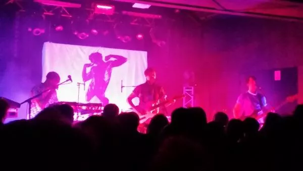 Illustration pour En direct de Django Django au Badaboum