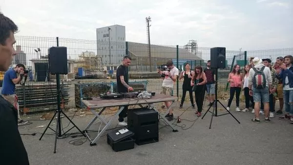 Illustration pour Un vendredi soir ordinaire à Astropolis