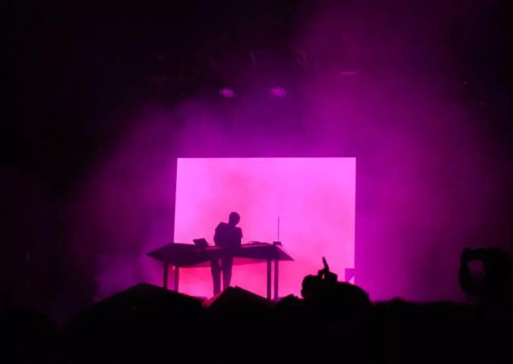 Illustration pour Néons, Rone et casques fluo&nbsp;: ce qu&rsquo;il faut retenir de Scopitone