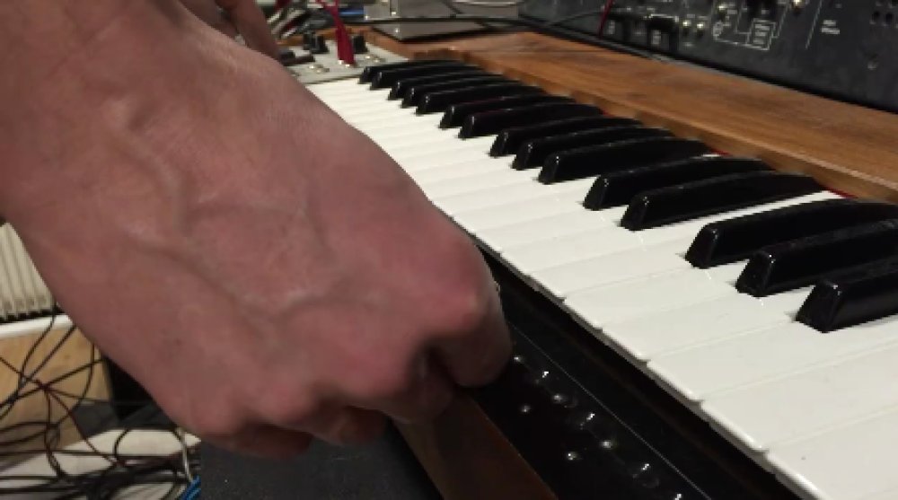 Illustration pour Vidéo&nbsp;: Todd Terje reprend Vangelis avec un drôle de synthé