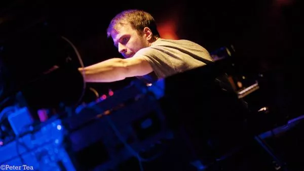 Illustration pour Nils Frahm et Ólafur Arnalds s&rsquo;installent au Louvre pour une nuit