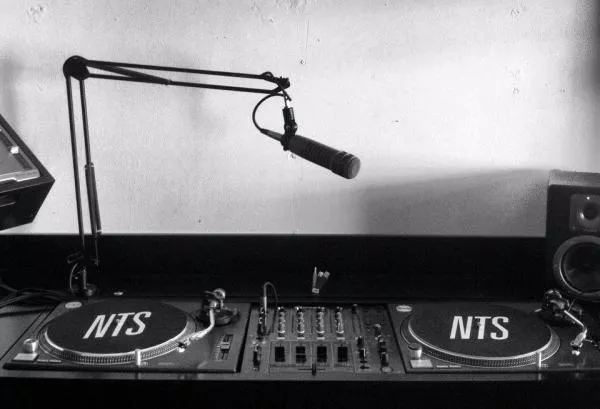 Illustration pour NTS Radio dévoile le top 5 de ses meilleurs podcasts