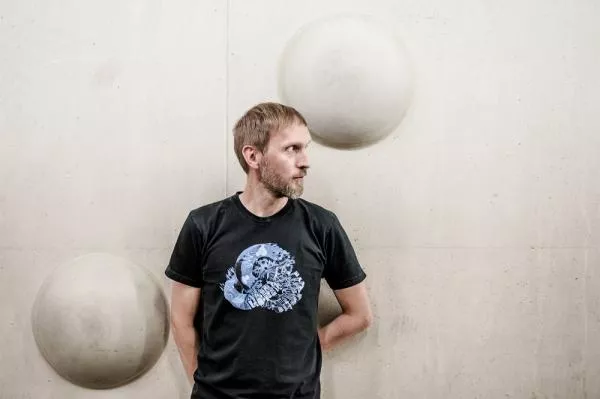 Illustration pour Electric Rescue, SOS techno