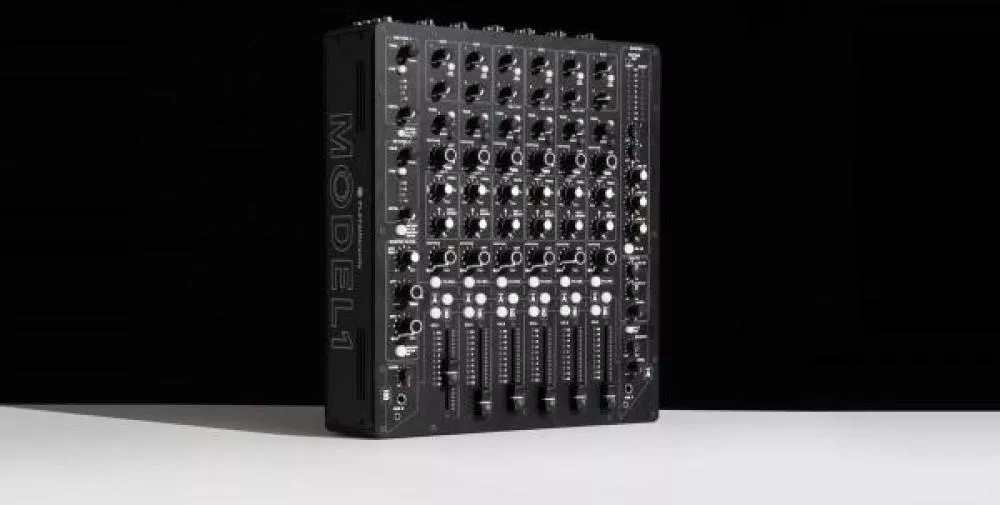 Illustration pour Richie Hawtin dévoile son propre modèle de table de mix