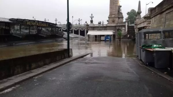 Illustration pour Les pieds dans l&rsquo;eau, la fête est finie au Faust et au Showcase