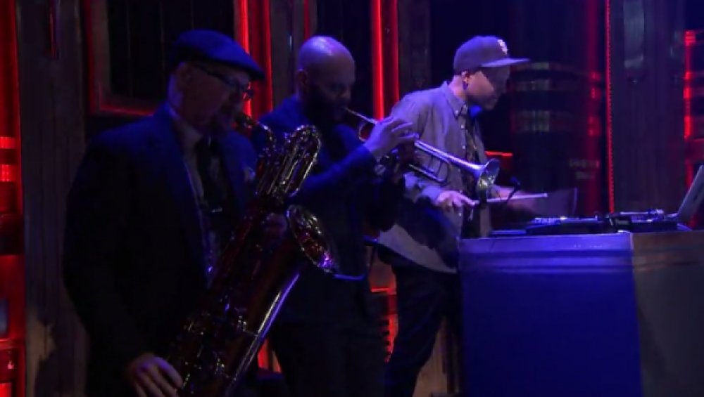 Illustration pour DJ Shadow en live dans le Tonight Show de Jimmy Fallon