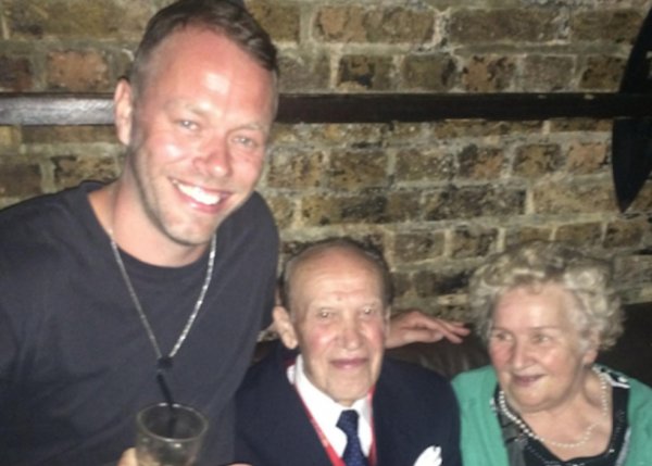 Illustration pour Le couple de personnes âgées croisées à Fabric a écrit une lettre pour raconter sa soirée