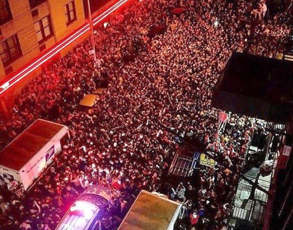 Illustration pour Les fans de Kanye West sont de grands malades