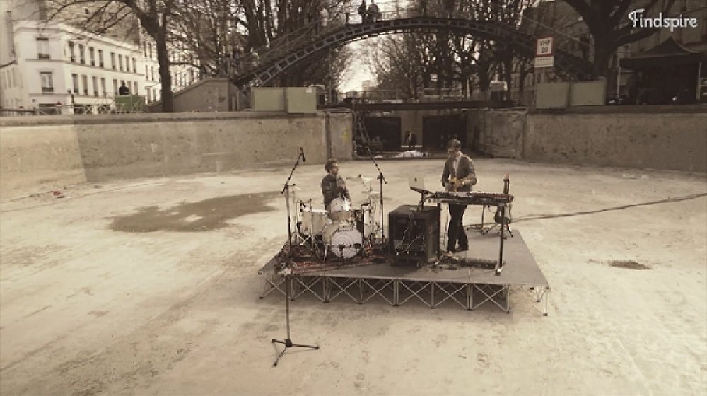 Illustration pour Findspire a filmé Public Service Broadcasting en live dans le canal Saint-Martin