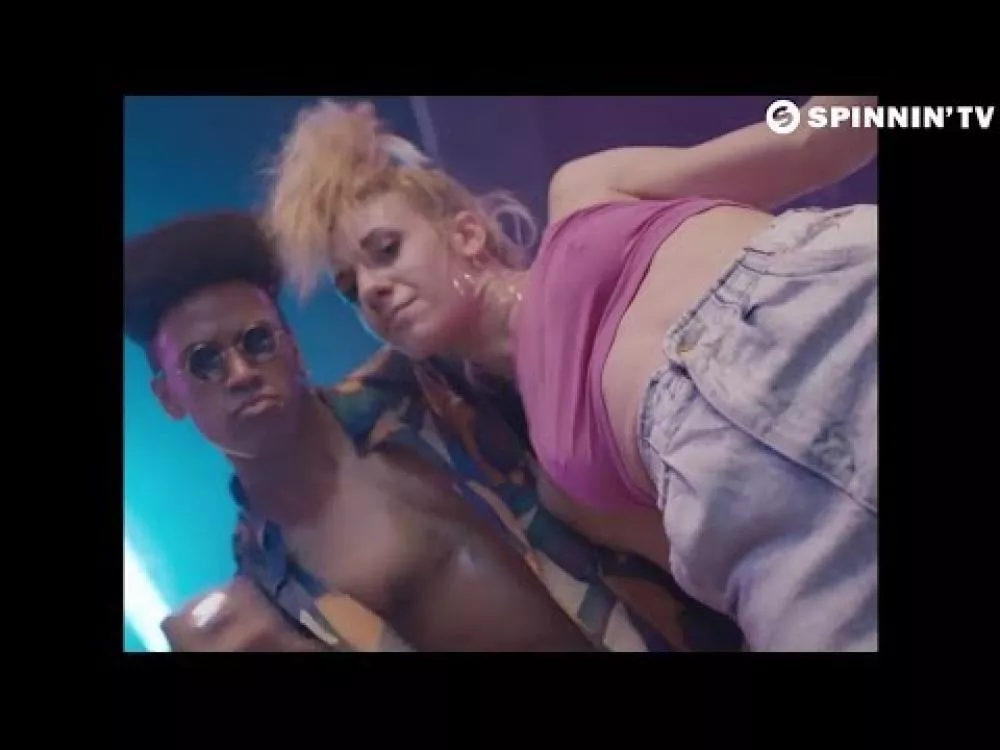 Illustration pour Clip&nbsp;: Para One – « You Too »