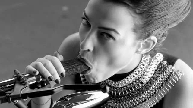 Illustration pour « I&rsquo;m a man », le clip de Nasser où on suce tout et n&rsquo;importe quoi (NSFW)