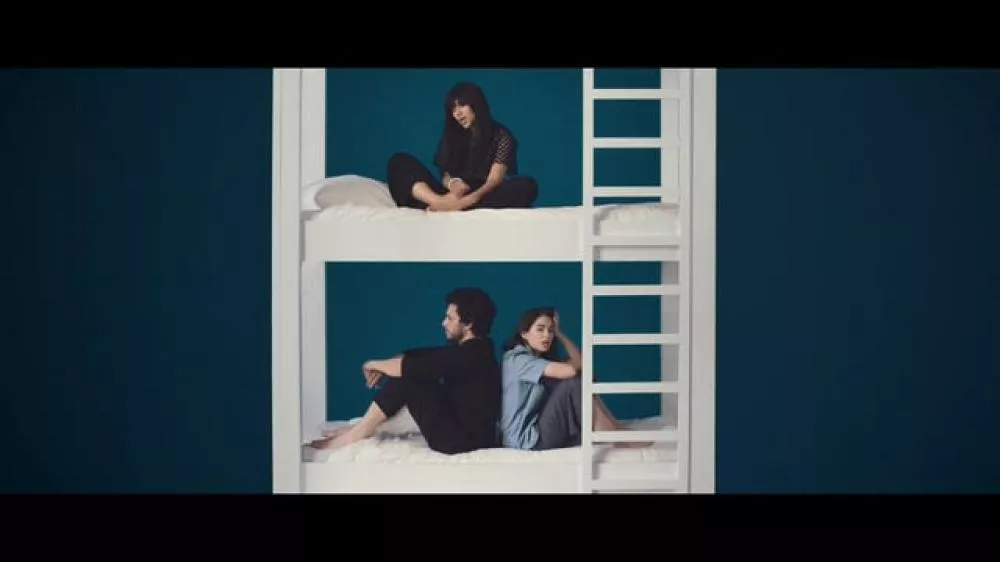 Illustration pour Kwamie Liv tout en douceur dans le clip de « Higher »