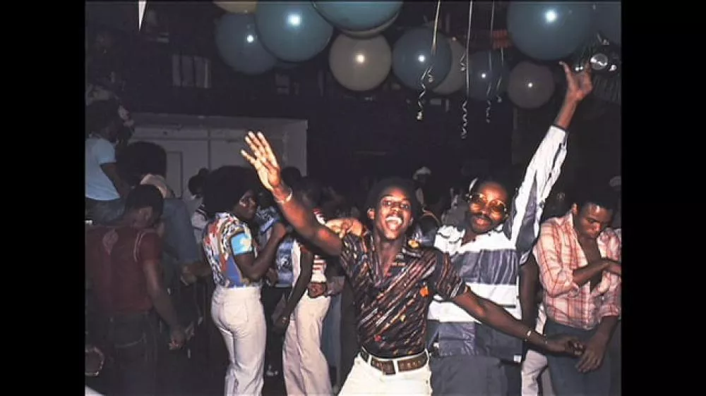 Illustration pour Immersion au coeur du club new yorkais Gallery en 1977