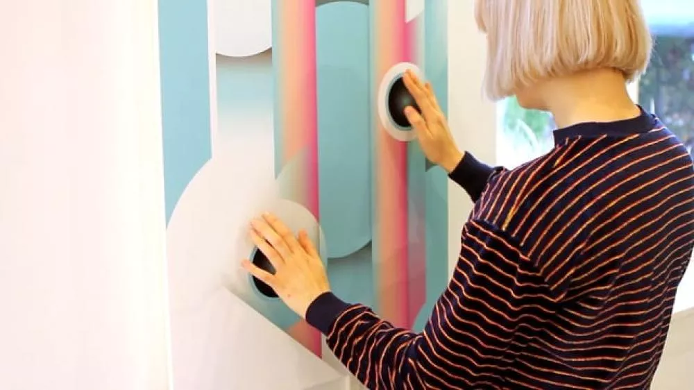 Illustration pour Vidéo&nbsp;: jouer du thérémine et du synthé avec un poster est désormais possible