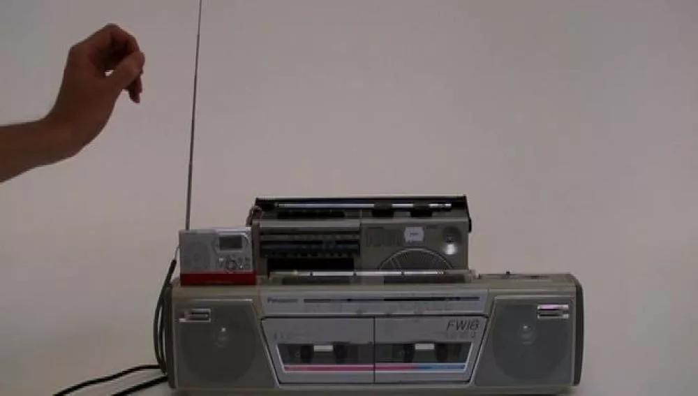 Illustration pour Transformer une vieille radio en theremine, c&rsquo;est possible