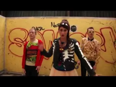 Illustration pour Clip&nbsp;: We Are Enfant Terrible – « Who&rsquo;s Dressed ? »