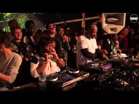 Illustration pour Robert Hood mixe avec sa fille au Dekmantel