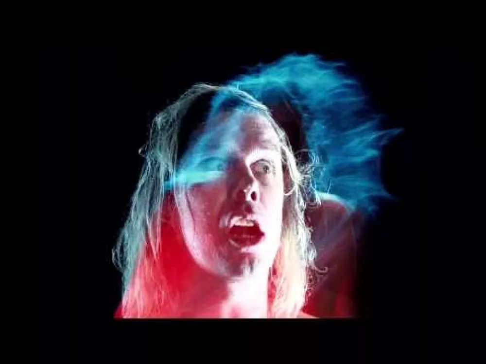 Illustration pour Angus Andrew démentiel dans le nouveau clip de Liars, « I&rsquo;m No Gold »