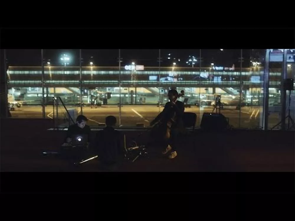 Illustration pour Clip&nbsp;: Le splendide concert à emporter de Rone à Charles de Gaulle