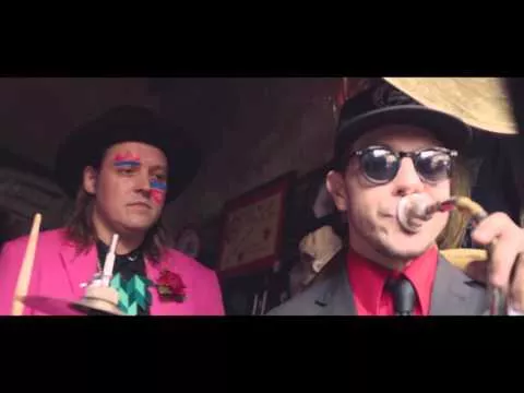 Illustration pour Vidéo&nbsp;: Arcade Fire rend hommage à David Bowie en parade