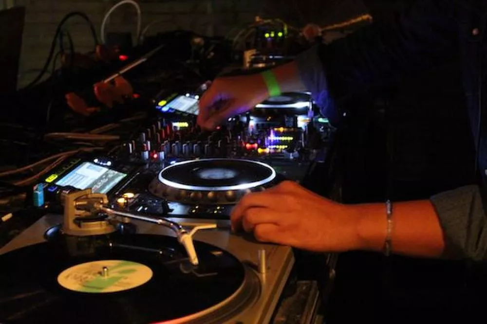 Illustration pour En direct des 10 ans de Sweat Lodge à la Plage du Glazart