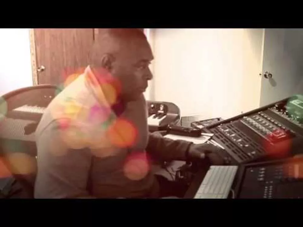 Illustration pour Clip&nbsp;: Kevin Saunderson presents Inner City – « Bad Girl »