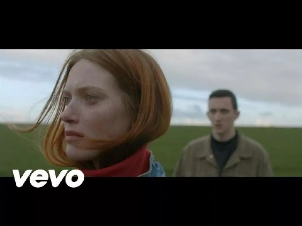 Illustration pour Clip&nbsp;: Fakear – « Silver (feat. Rae Morris) »