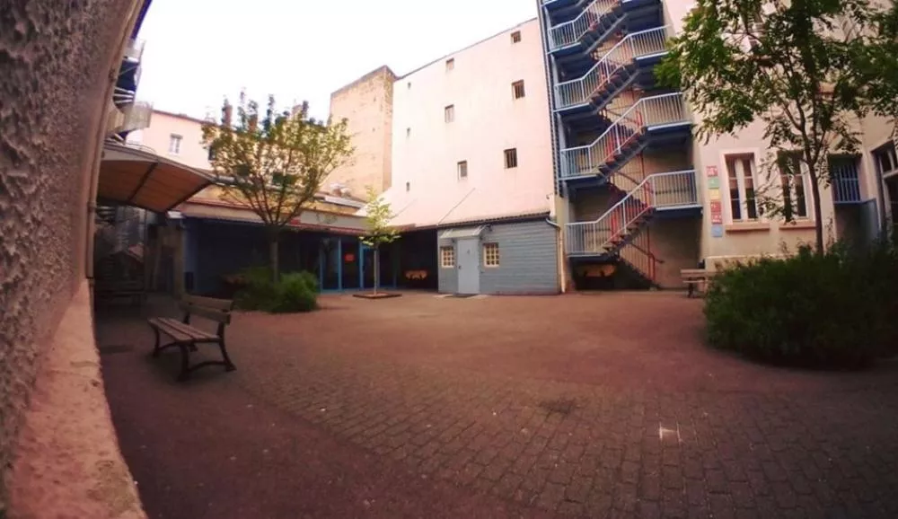 Illustration pour Carton-Pâte Records organise une grosse fête house dans un lycée lyonnais