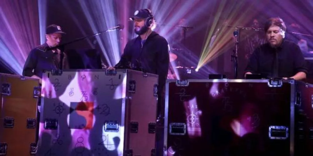 Illustration pour A voir&nbsp;: Invité par Jimmy Fallon, Bon Iver joue « 8 (circle) » en live