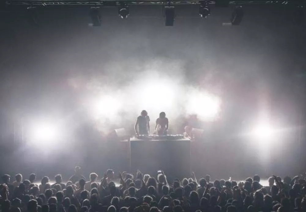 Illustration pour En direct du DJ set surprise de Justice à l&rsquo;Élysée Montmartre