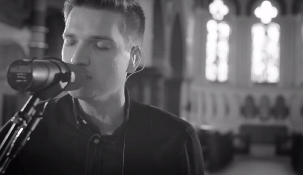 Illustration pour Exclu&nbsp;: trois live sessions superbes de Fyfe dans une église