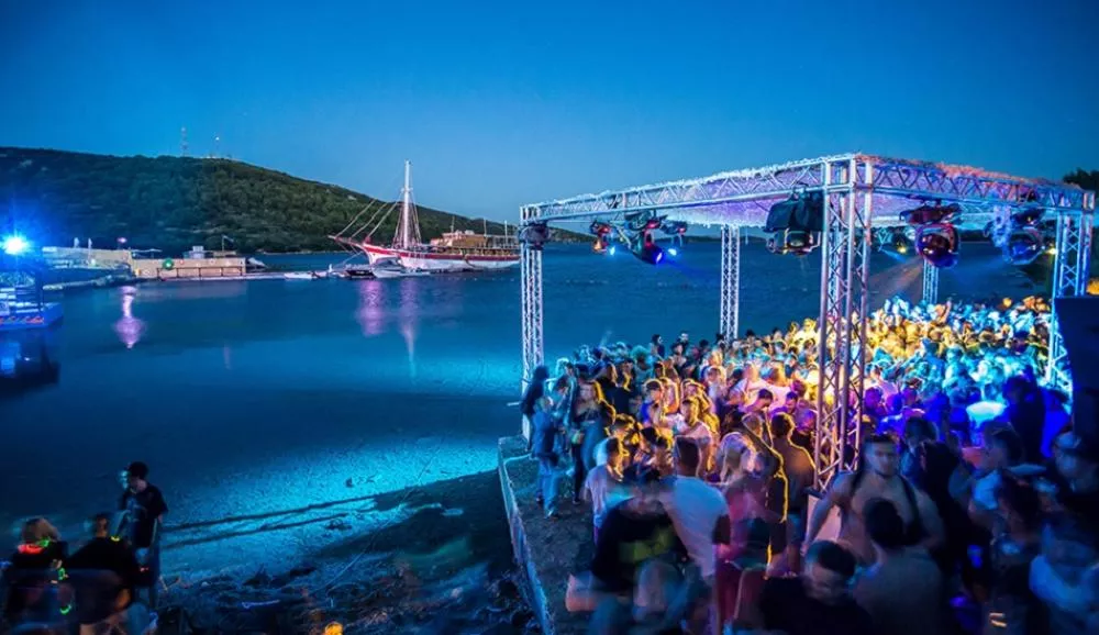 Illustration pour Todd Terry, Derrick Carter et Dennis Ferrer au bord de l&rsquo;eau pour Defected Croatia