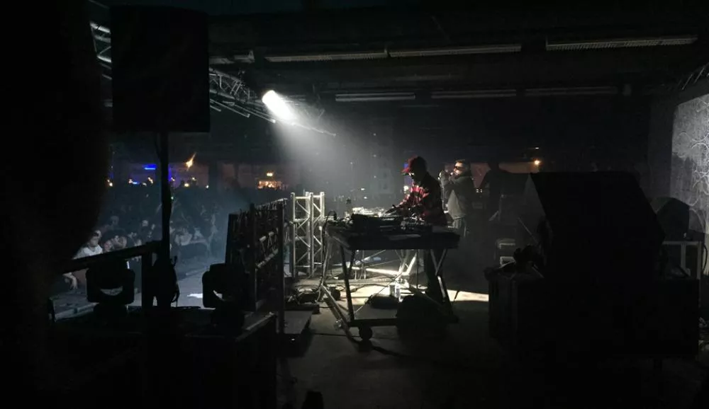 Illustration pour En direct de The Peacock Society