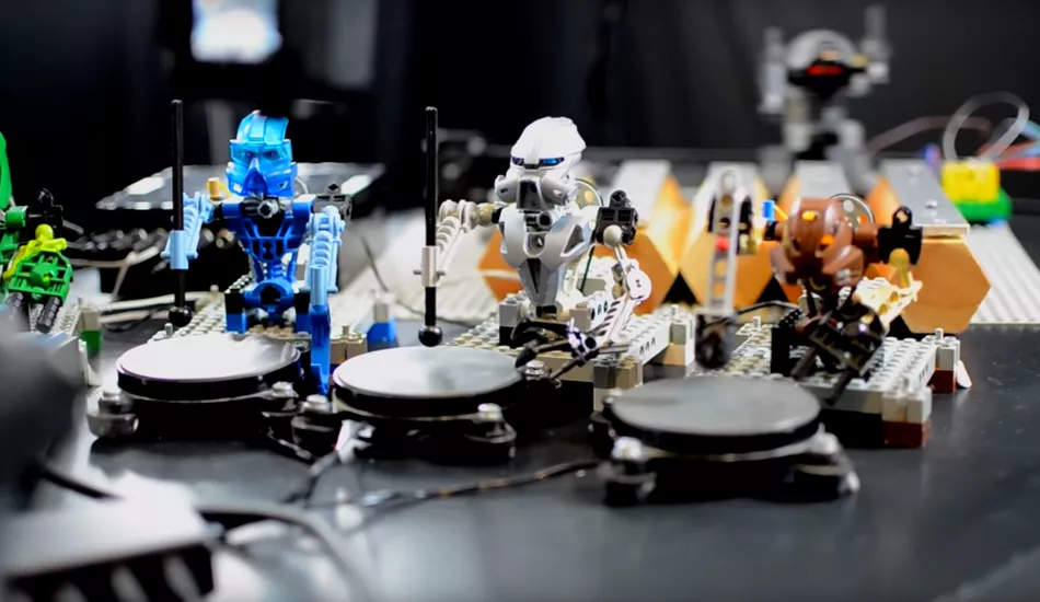 Illustration pour « The Robots » de Kraftwerk joué par des minis robots en légo