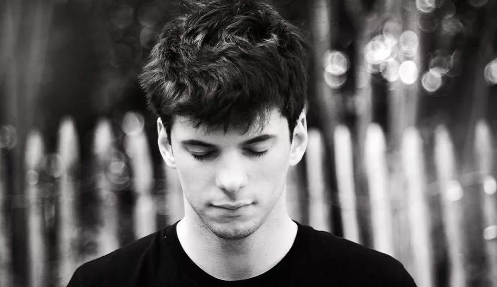 Illustration pour A voir&nbsp;: Fakear revient sur l&rsquo;histoire de son tube « La Lune Rousse »