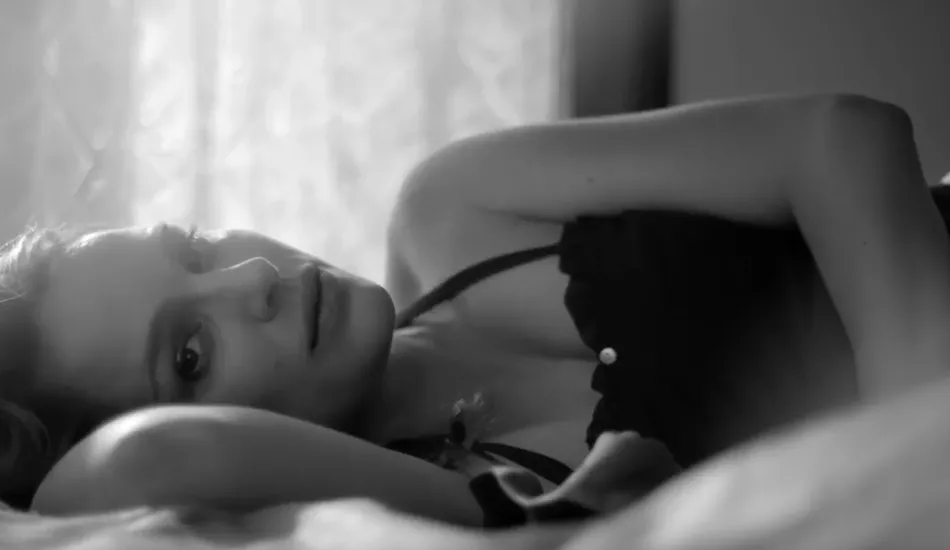 Illustration pour James Blake offre un clip à « My Willing Heart » avec Natalie Portman