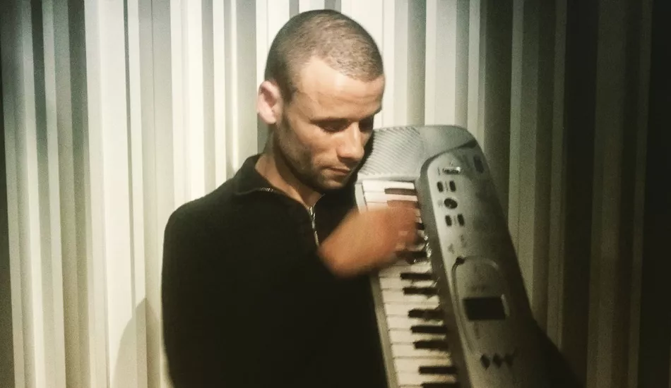 Illustration pour Quelques questions à Mohamed Lamouri, chanteur et musicien de la ligne 2