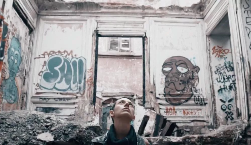 Illustration pour Exclu&nbsp;: Exploration urbaine dans une ville abandonnée dans le premier clip de Wayne