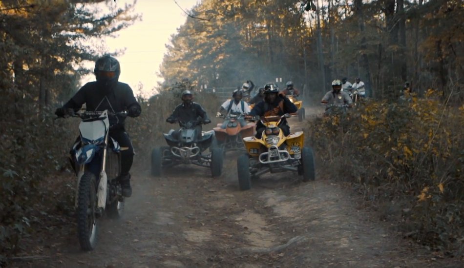 Illustration pour Belles voitures et moto-cross dans le dernier clip de Cuz Lightyear et Killer Mike
