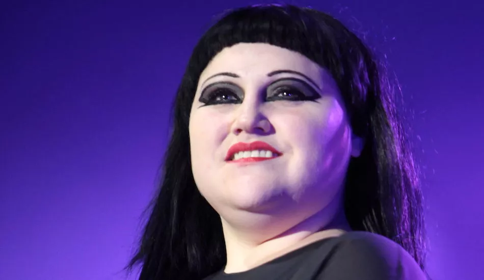 Illustration pour Beth Ditto met le feu même en solo
